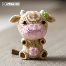 Laden Sie das Bild in den Galerie-Viewer, Crochet Pattern of Cow Mia from &quot;AradiyaToys Design&quot; (Amigurumi tutorial PDF file) / cute cow crochet pattern by AradiyaToys

