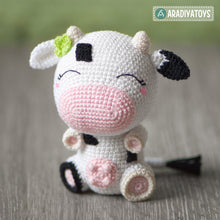 Carica l&#39;immagine nel visualizzatore di Gallery, Crochet Pattern of Cow Mia from &quot;AradiyaToys Design&quot; (Amigurumi tutorial PDF file) / cute cow crochet pattern by AradiyaToys
