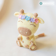Load image into Gallery viewer, Crochet Pattern of Giraffe Ellie from &quot;AradiyaToys Design&quot; (Amigurumi tutorial PDF file) / cute giraffe crochet pattern by AradiyaToys

