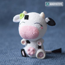 Afbeelding in Gallery-weergave laden, Crochet Pattern of Cow Mia from &quot;AradiyaToys Design&quot; (Amigurumi tutorial PDF file) / cute cow crochet pattern by AradiyaToys
