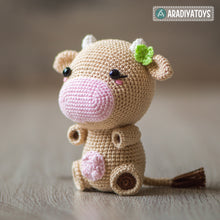 Załaduj obraz do przeglądarki galerii, Crochet Pattern of Cow Mia from &quot;AradiyaToys Design&quot; (Amigurumi tutorial PDF file) / cute cow crochet pattern by AradiyaToys
