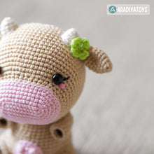 Laden Sie das Bild in den Galerie-Viewer, Crochet Pattern of Cow Mia from &quot;AradiyaToys Design&quot; (Amigurumi tutorial PDF file) / cute cow crochet pattern by AradiyaToys
