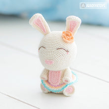 Afbeelding in Gallery-weergave laden, Crochet Pattern of Bunny Emma from &quot;AradiyaToys Design&quot; (Amigurumi tutorial PDF file) / easter bunny crochet pattern by AradiyaToys
